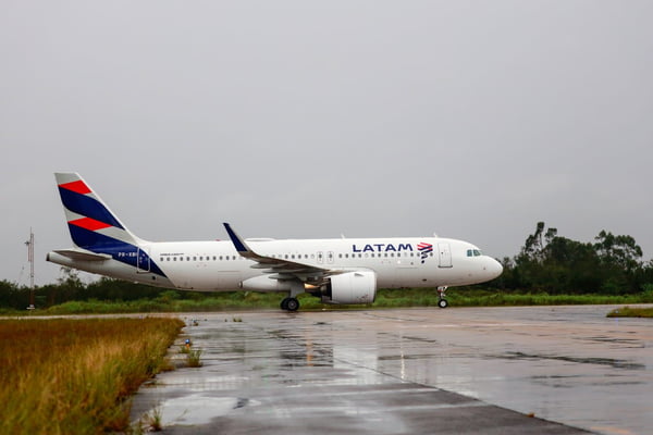 Imagem colorida de avião da Latam que fez o primeiro pouso comercial em Canoas, Rio Grande do Sul - Metrópoles