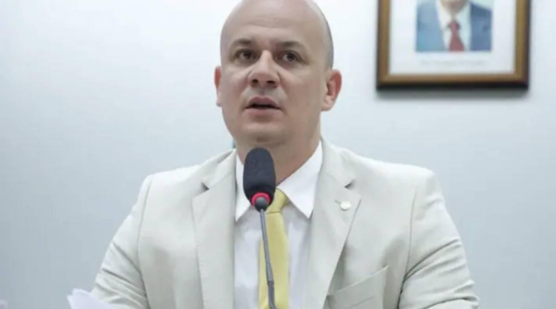 ‘Comandante do Exército é capacho de Alexandre de Moraes’, diz deputado