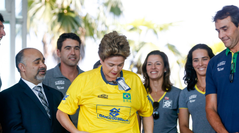Dilma perde presentes que ganhou na Presidência e que estavam em galpão alagado do MST no RS