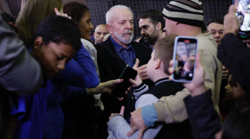 Lula anuncia medidas a famílias do RS em evento com tom de comício em meio à tragédia