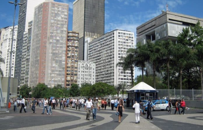 Governo do RJ disponibiliza ponto de coleta de doações para o RS no Largo da Carioca