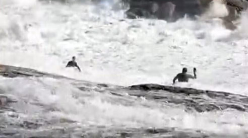 VÍDEO: banhistas são arrastados por onda em pedra de Itacoatiara