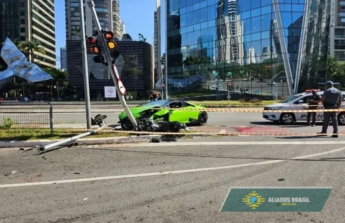 Motorista de Lamborghini persegue e atropela assaltante após roubo de Rolex em SP; veja vídeo