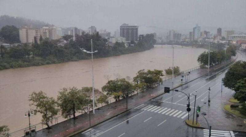 Blumenau poderá ter enchente durante a madrugada, alerta prefeito: “até 9 metros”