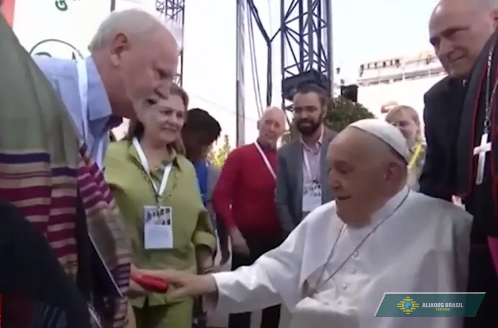 Papa Francisco abençoa bandeira do MST em visita de Stédile à Itália