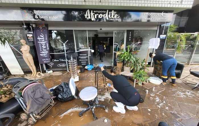 Lixo, lodo e destruição: Porto Alegre retoma mutirões de limpeza