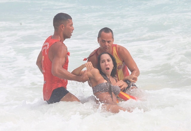 Mulher Melão se afoga na Praia da Barra da Tijuca e é resgatada por salva-vidas