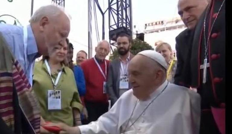 Stedile encontra papa Francisco e pede que ele abençoe a bandeira do MST