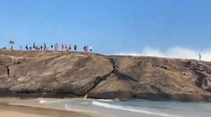 Vídeo: banhistas são arrastados por ondas fortes em praia de Niterói