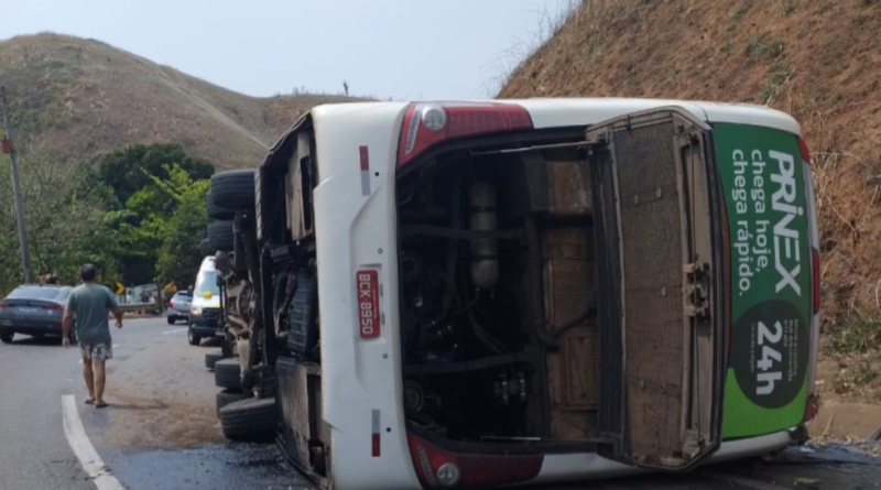 Ônibus que transportava time de futebol americano tomba e mata três pessoas na descida da Serra das Araras, no RJ