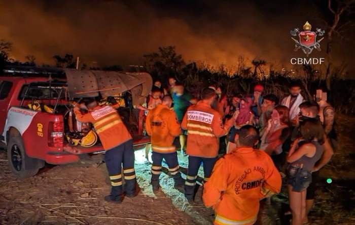 Banhistas ficam presos em cachoeira após incêndio atingir mata no DF