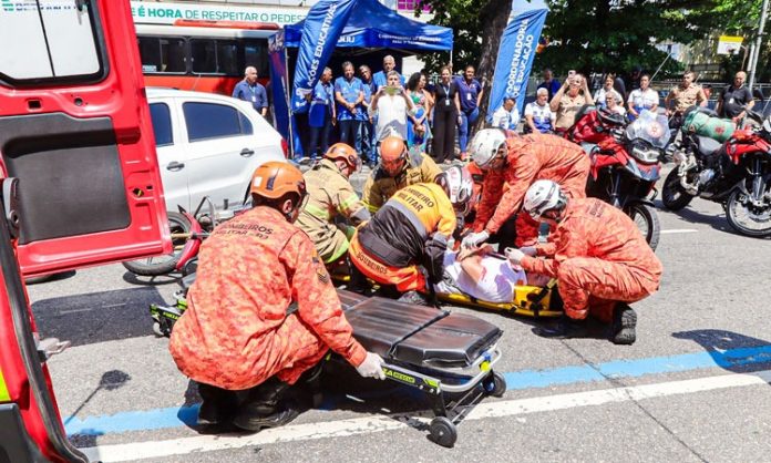 Detran.RJ e Corpo de Bombeiros simulam acidente com socorro na Avenida Presidente Vargas durante Semana Nacional de Trânsito