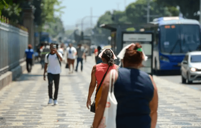 Alunos e professores sofrem com calor extremo em escolas do Rio de Janeiro