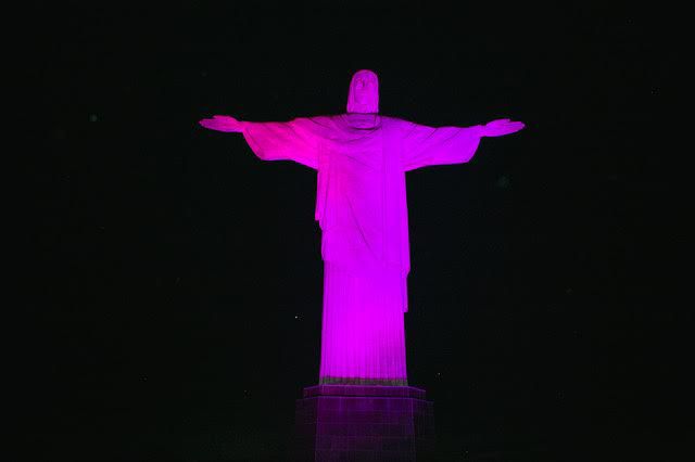 Fundação Laço Rosa abre o Outubro Rosa com iluminação especial do Cristo Redentor