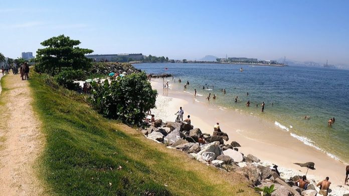 Prainha da Glória ganha medições de balneabilidade e atrai banhistas