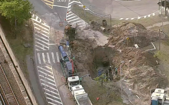 Águas do Rio realiza reparo em adutora na Zona Norte; abastecimento será normalizado em 72 horas