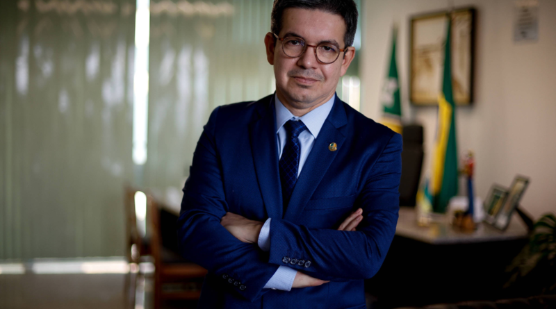 Randolfe Rodrigues é eleito membro da Academia Amapaense de Letras