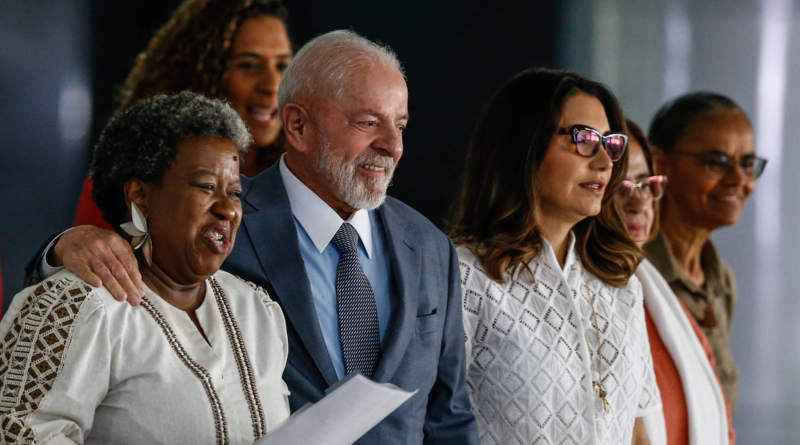 Cenas de Brasília: Macaé Evaristo toma posse acompanhada de ministras do governo Lula