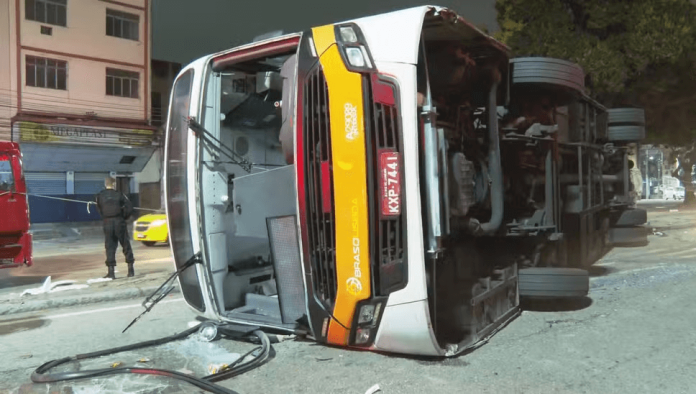 Ônibus tomba em São Cristóvão e deixa mais de 20 feridos