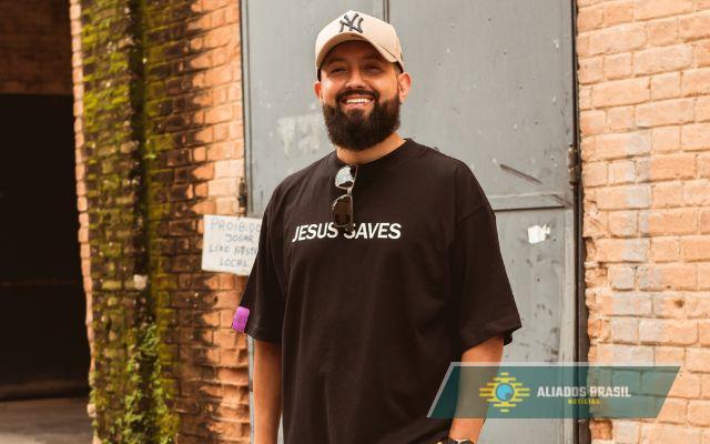 Adoção: Filho adotivo cria projeto para levar esperança a abrigos