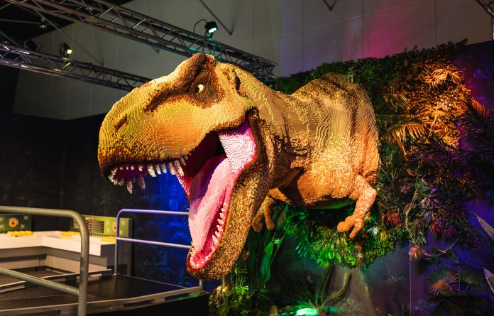 Exibição com dinossauros em tamanho real feitos em mais de 6 milhões de peças LEGO está aberta até domingo