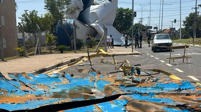 Torre de caixa d'água cai 1 segundo após motociclista passar em rua em Hortolândia