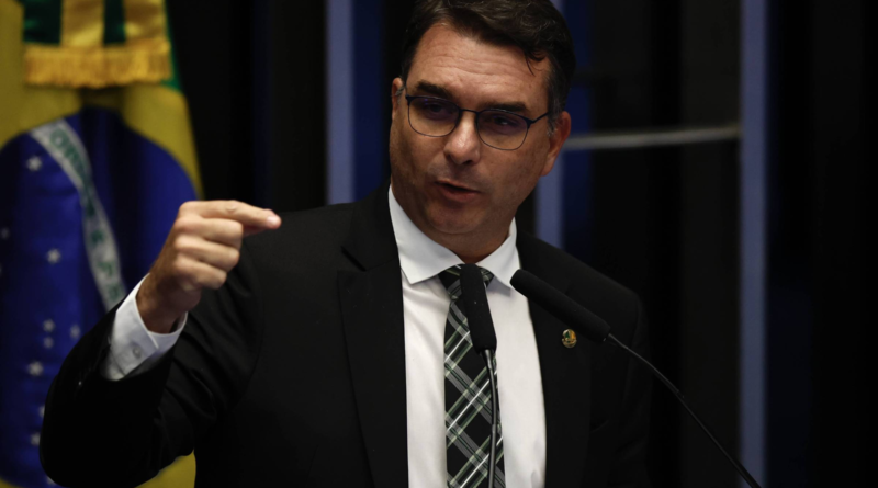 A ideia de colocar Flávio Bolsonaro na cabeça de chapa