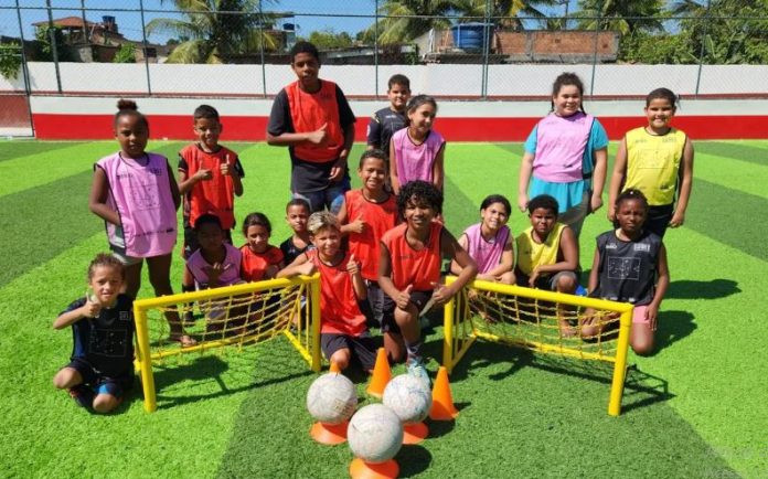 Projeto Futebol de Rua Pela Educação reúne 80 alunos no Salgueiro, em São Gonçalo