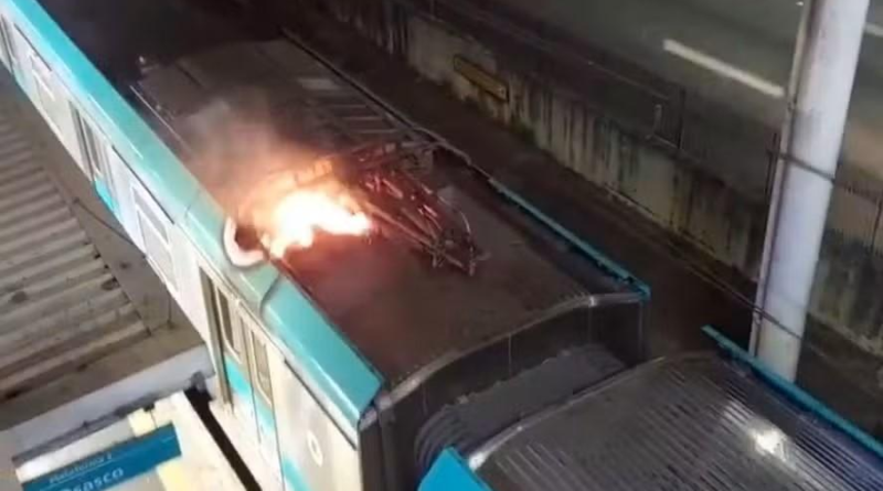 Trem pega fogo em São Paulo e assusta passageiros; veja vídeo