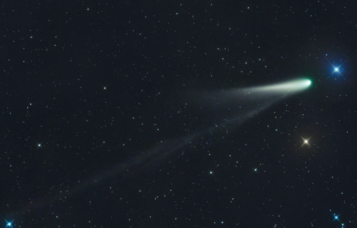 Nasa publica foto do “cometa do século” passando sobre o México; veja