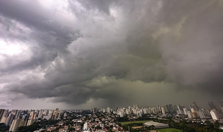 Alerta em SP: chuva forte e ventania