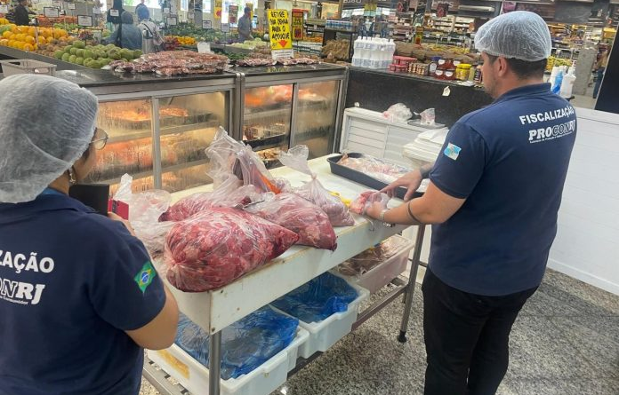 Cerca de 250 kg de comida imprópria para consumo foi descartada na região serrana do Rio