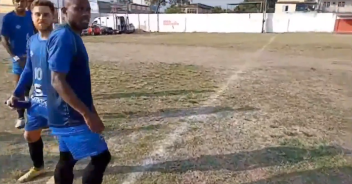 Jogo da 4ª divisão do Campeonato Carioca é interrompido em Nilópolis devido às condições do gramado; vídeo