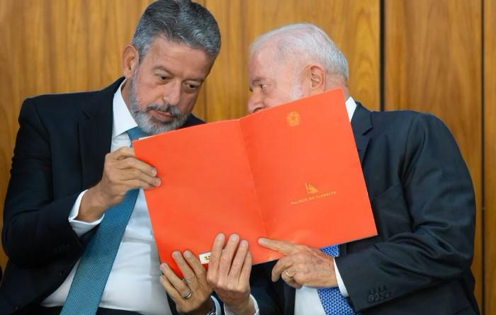 Lula e PT agem nos bastidores para manter governabilidade na Câmara