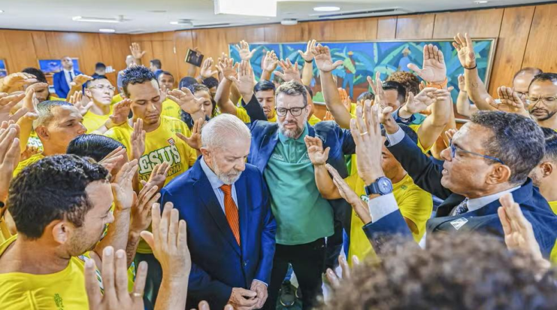 Depois de orar por Lula, deputado é cobrado e sai de grupo da oposição no WhatsApp