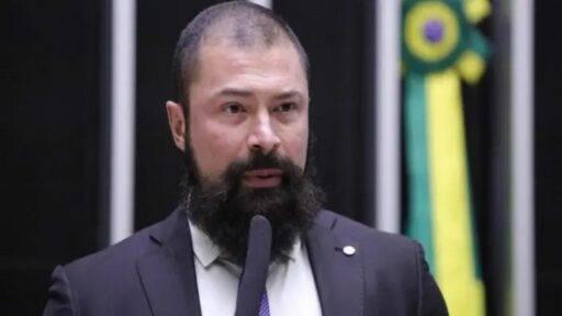 Deputado deseja chamar o ministro da Educação para esclarecer sobre travesti sem roupa na UFMA