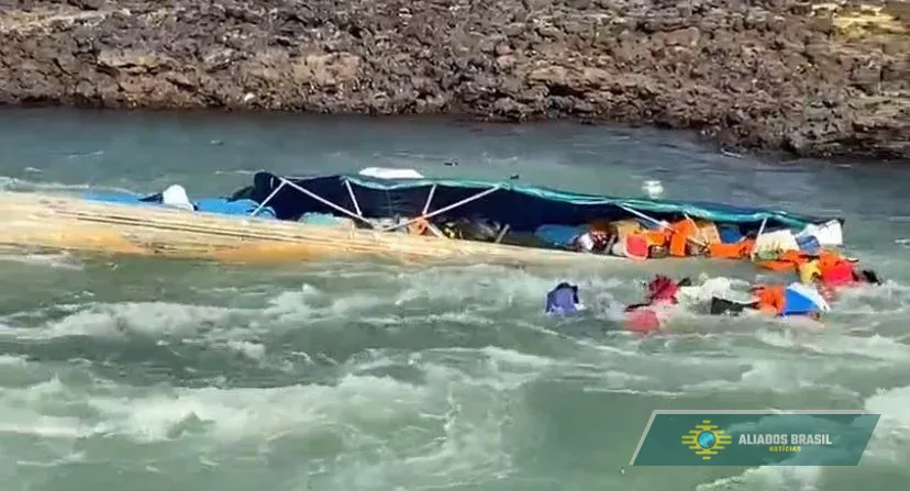 Embarcação que transportava professores para aldeias indígenas vira no Rio Xingu; assista