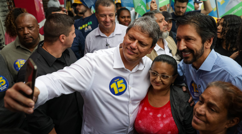 Tarcísio se engaja a Nunes com blindagem, helicóptero e agendas vazias de governo