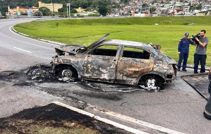 Incêndios criminosos em veículos bloqueiam BR-101 e outros 15 pontos da Grande Florianópolis; uma pessoa morre