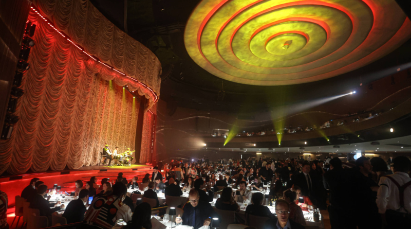 Roxy, antigo cinema de rua em Copacabana, reabre com 'dinner show' que viaja pela cultura brasileira