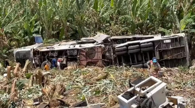 Trio elétrico capota e deixa três pessoas mortas e seis feridas em rodovia da Mata Norte; VÍDEO