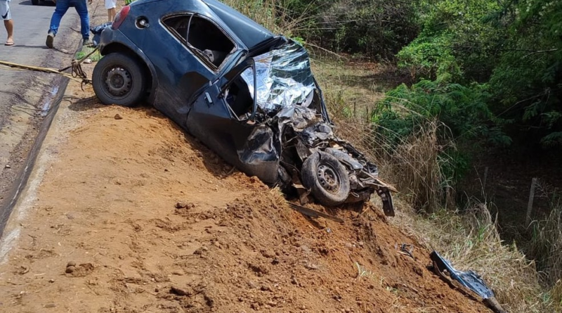 Pai, mãe e filhos de 6 e 7 anos morrem após batida frontal na MG-674 em Ponto Chique