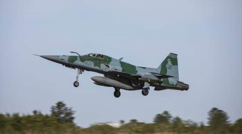 Caça da Força Aérea Brasileira cai em Natal, RN; vídeo