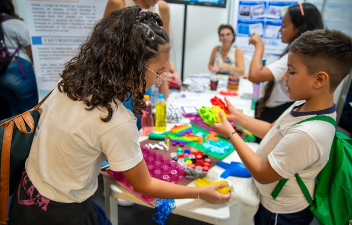 Semana Nacional de Ciência e Tecnologia da UFRJ chega a escolas da Maré e de Manguinhos; mais de mil estudantes são esperados