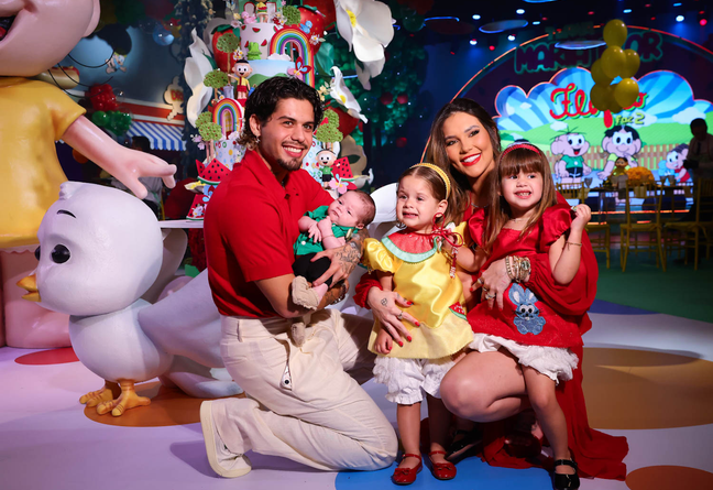 Virginia e Zé Felipe reúnem família em festa de aniversário de 2 anos de Maria Flor