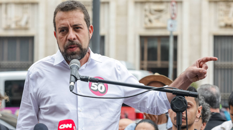 Boulos critica almoço de Nunes e Bolsonaro e repreende militância por vaia a apoiador do prefeito