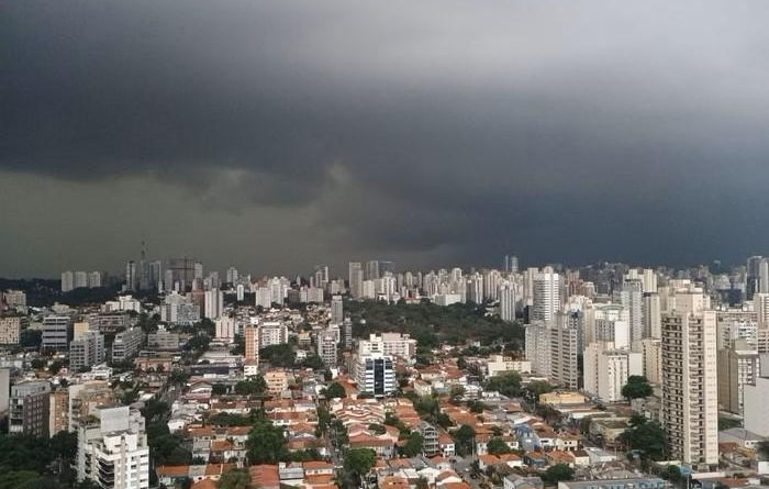 Mais de 50 mil imóveis já sofrem com apagão em SP após fortes chuvas