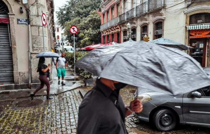 Frente fria derruba temperaturas no Rio e traz chuva para o final de semana; veja a previsão