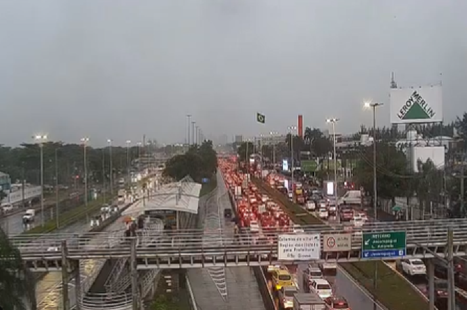 Chuva e ventos fortes atingem diversos bairro do Rio