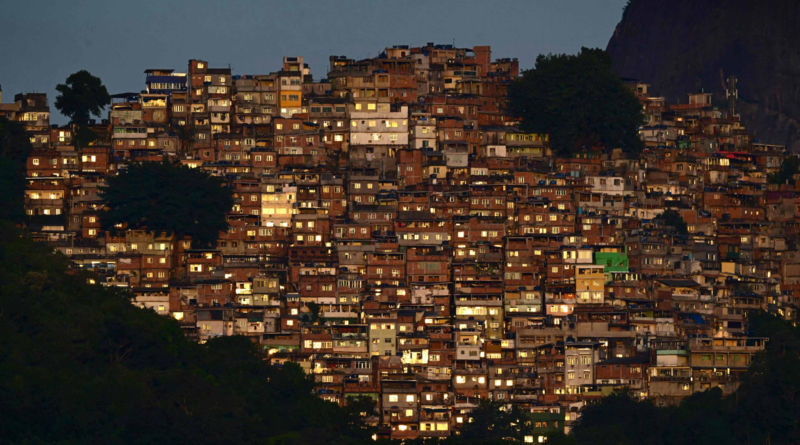 Jovem que chamou passeio na Rocinha de safári não é sobrinha de Eduardo Paes